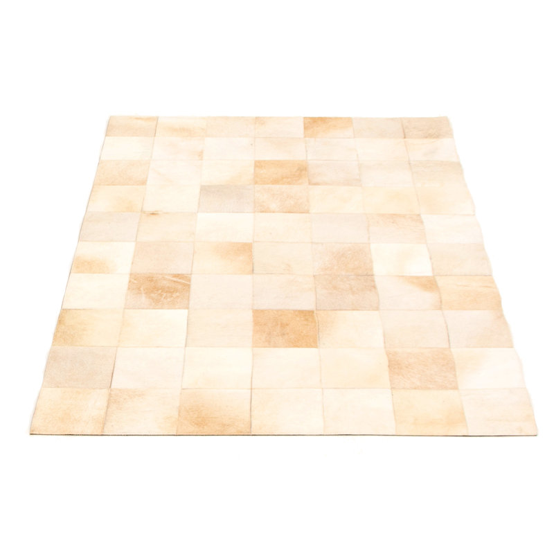 Tapis géométrique ivoire / beige en cuir de vache fabriqué à la main Arunvir