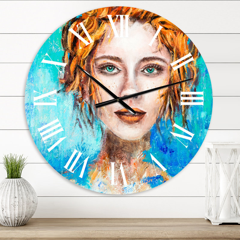 Un visage de femme avec des yeux verts et des cheveux roux - horloge murale moderne, Petit