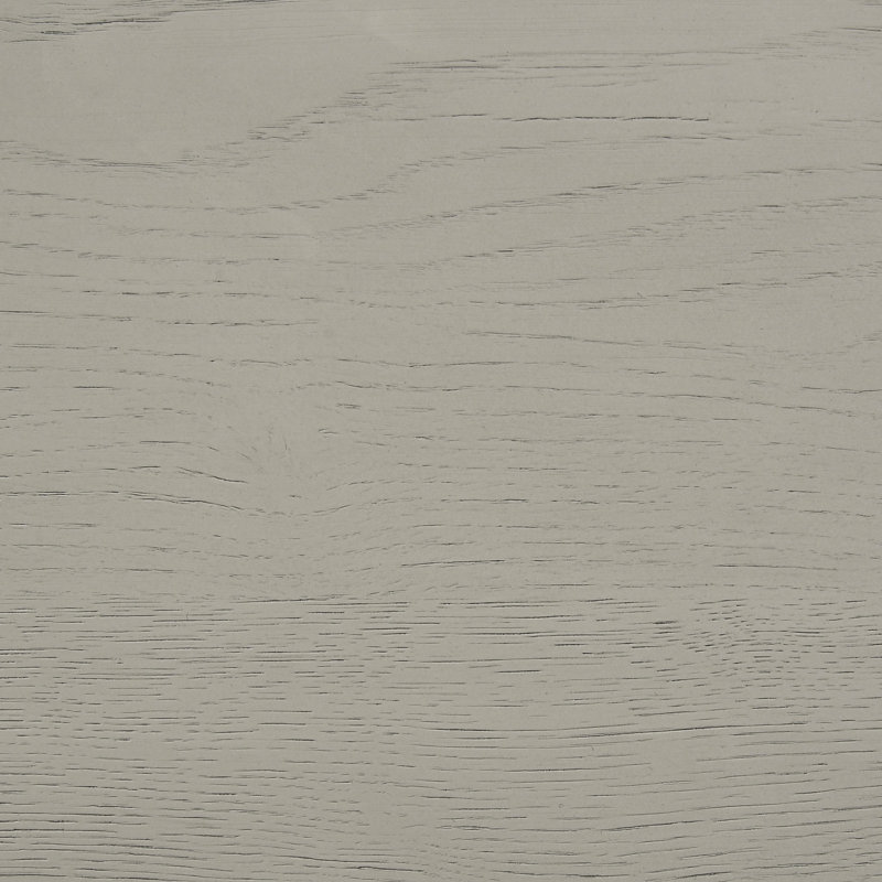 Grand lit à panneau blanc patiné avec structure en bois, idéal pour une chambre à coucher de style transitionnel, décor complémentaire