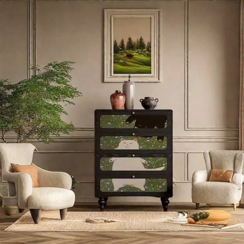 Armoire de rangement à quatre tiroirs avec poignées en laiton