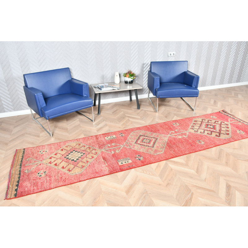 Tapis de couloir turc rétro tissé à la main dans un motif géométrique rouge ajoutant une touche unique à votre décor de salon