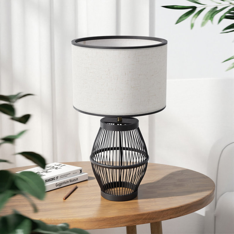 Lampe de table en bambou fabriquée à la main avec base ajourée et abat-jour en lin