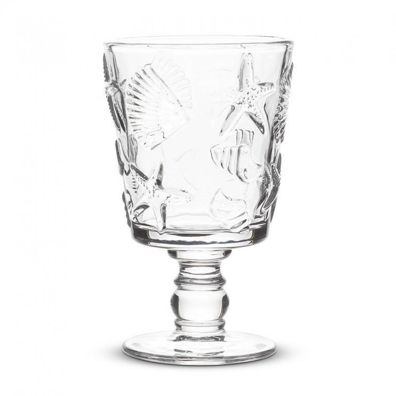 Verre à vin avec coquillages et étoiles de mer