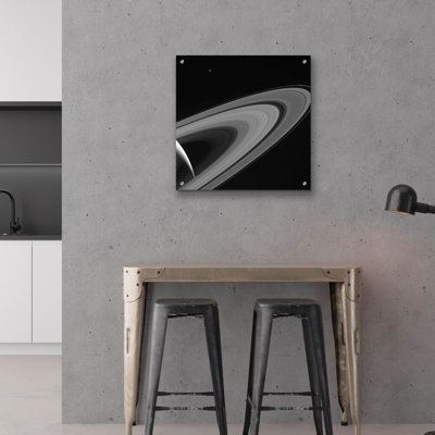  «Saturn-lit Tethys» par NASA, art mural en verre acrylique, 24 po x 24 po