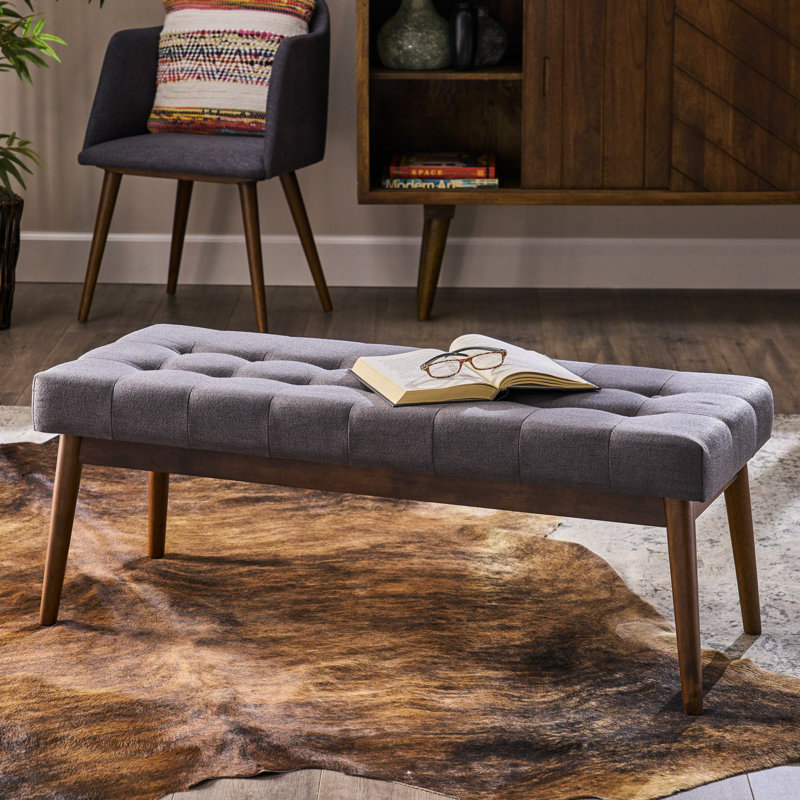 Style Mid-Century avec tissu gris - pieds en bois d'hévéa doux, finition noyer pour le confort du salon au quotidien