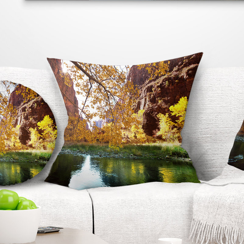 Coussin Schafer Landscape Lake in Yosemite Mountains, 18 po x 18 po, Coussin décoratif