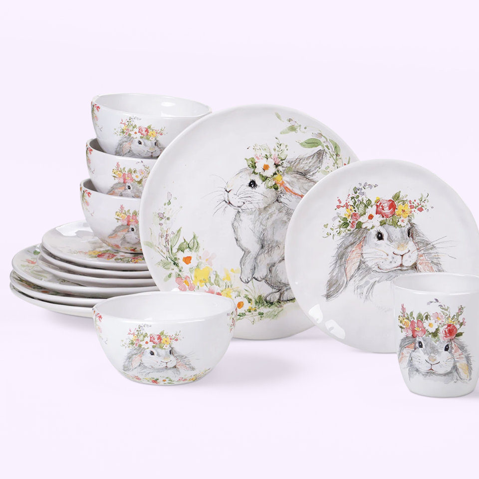 Service de vaisselle blanc avec motif lapin floral.