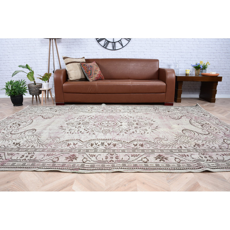 Authentique tapis turc rétro parfait pour créer un espace invitant dans votre salon ou votre salle à manger