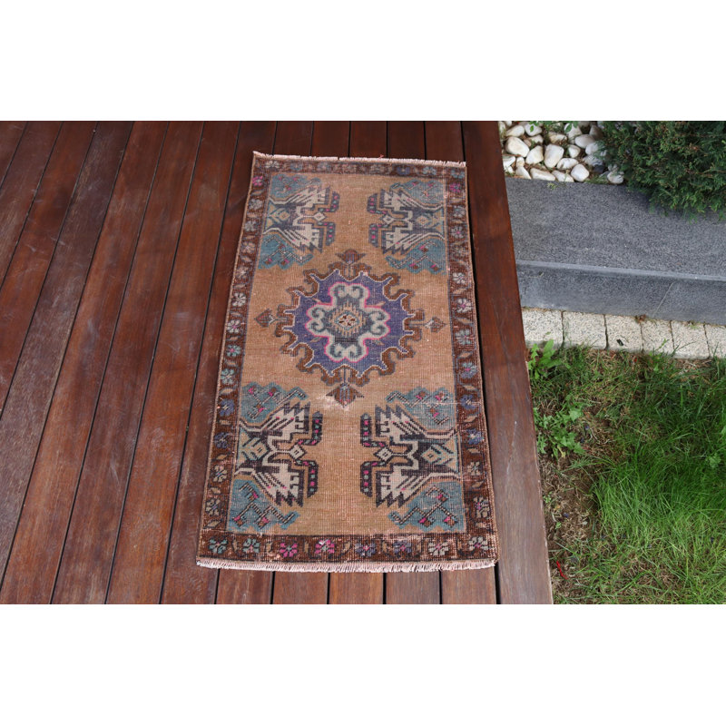 Petit tapis turc fait à la main idéal pour le vestibule avec un design bohème complexe et un velours court
