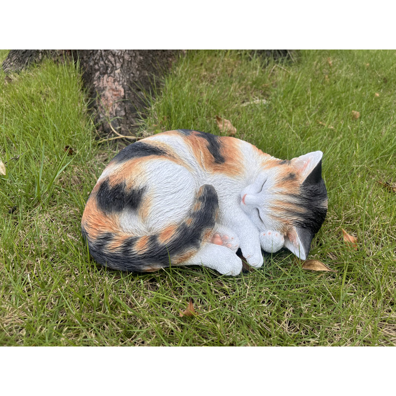 Statue de chat calicot endormi
