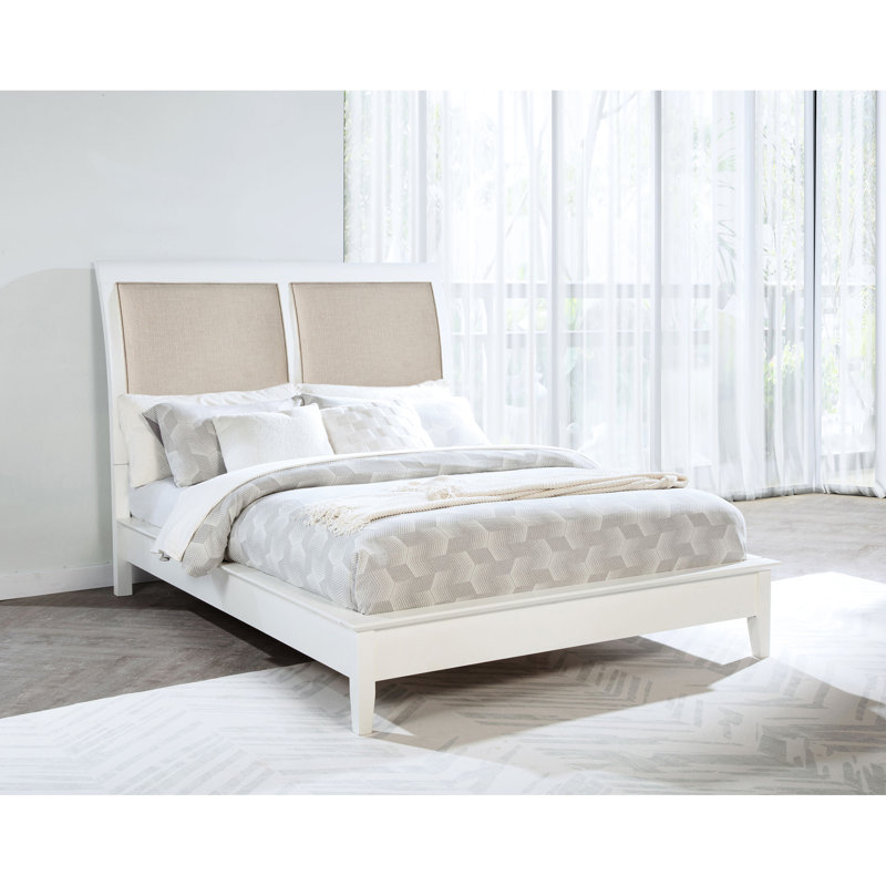 Grand lit côtier avec finition blanche, tête de lit tapissier à deux panneaux et tête de lit rembourrée en mousse de lin, détails pieds de support stables pour la chambre à coucher
