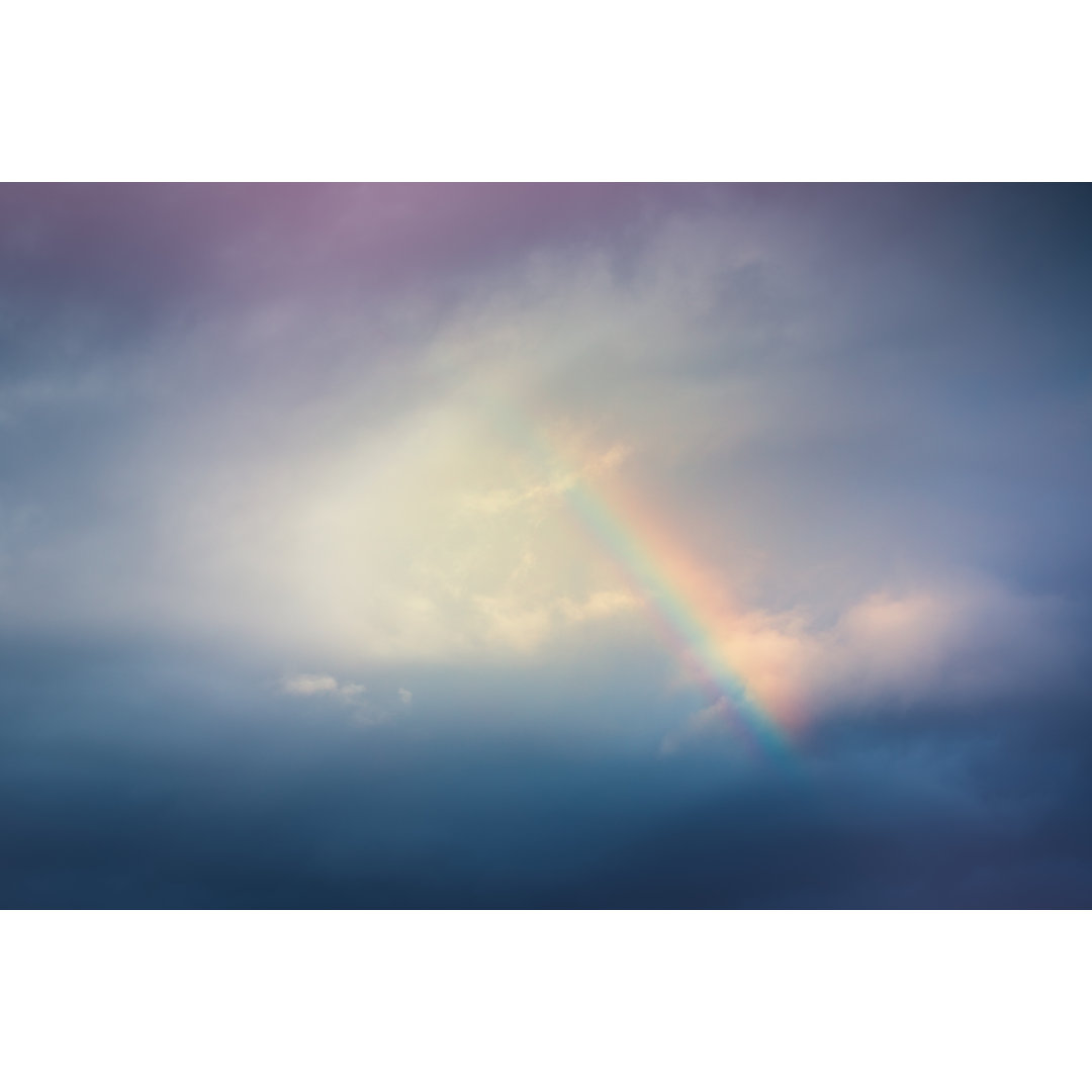 Stürmischer Himmel mit Regenbogen von Borchee - Fotodruck