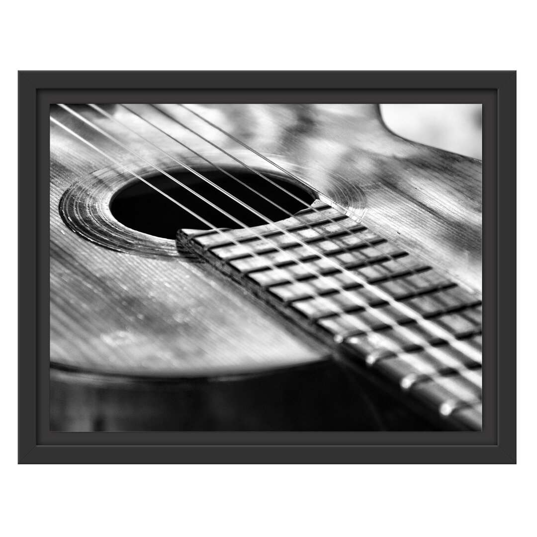 Gerahmtes Wandbild Gitarrensaiten am Schallloch