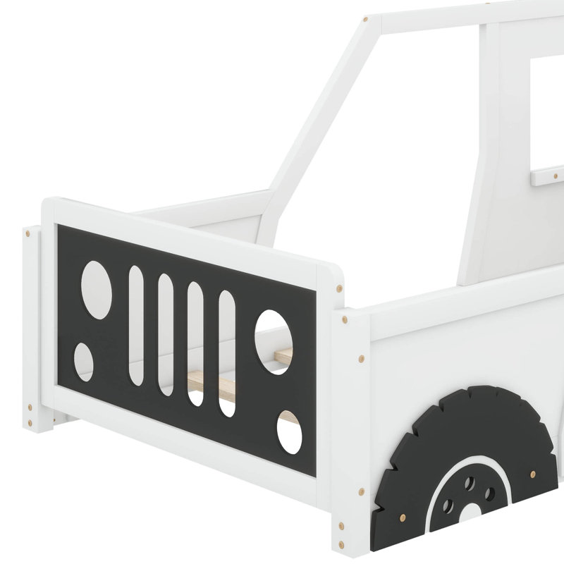 Un lit plateforme d'inspiration automobile classique de taille simple, avec des designs de roues, Blanc