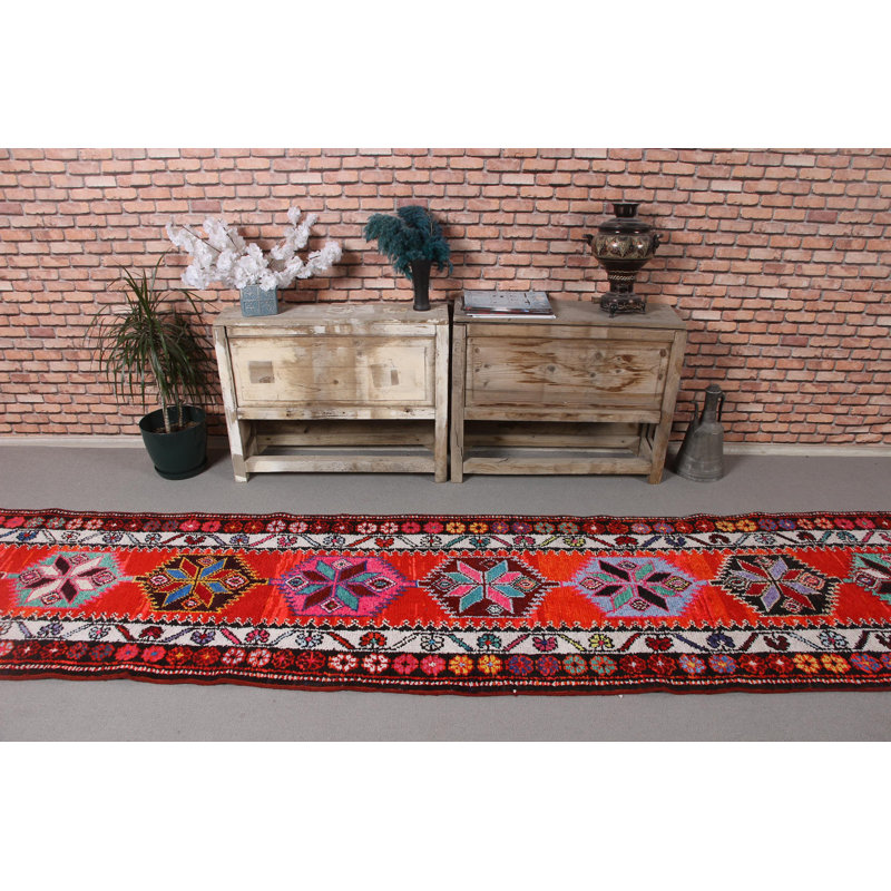 Chemin de table turc rétro fait à la main avec un motif traditionnel Herki en laine rouge éclatante pour un décor de couloir luxueux et un rehaussement de style bohème antique