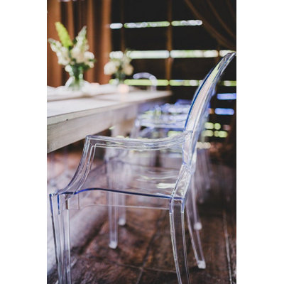 Chaise avec accoudoirs transparente
