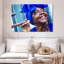 Femme cubaine Leisha qui fume-107863386