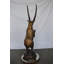 Statue de chèvre de montagne sur pattes arrière en bronze - Taille: L 36 po x l 16 po x H 66 po.