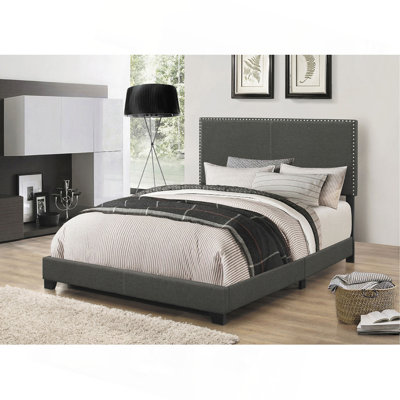 Très grand lit, couleur gris anthracite, panneau tapissier, garniture cloutée, quatre pieds de soutien, taille de chambre à coucher, gris anthracite, cadre gris fumé classique