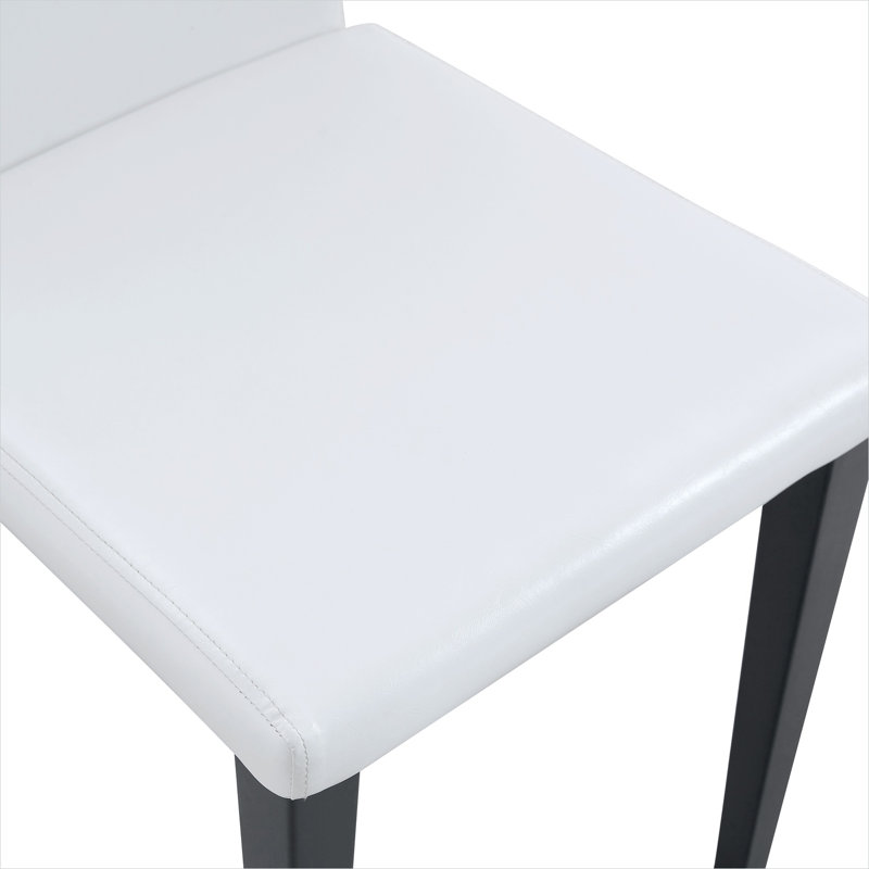 Ensemble de salle à manger 6 pièces avec table en bois et panneau de fibres à densité moyenne noires de 71 pouces et chaises en polyuréthane blanc, pieds en métal noir classique, tablette de rangement