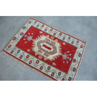 Petit tapis turc rouge fait à la main avec de la laine pour la chambre à coucher avec des vibrations antiques d'Anatolie et d'Orient