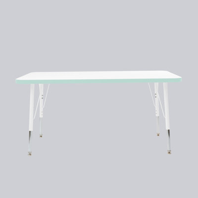 Table rectangulaire d'activités thermofusionnées avec pieds réglables et pivotants standard