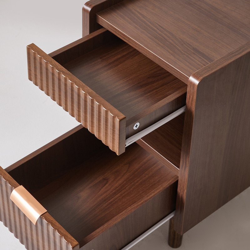 Table de chevet compacte autoportante en noyer brun à cannelures verticales en bois avec tiroir et rangement ouvert, Brown