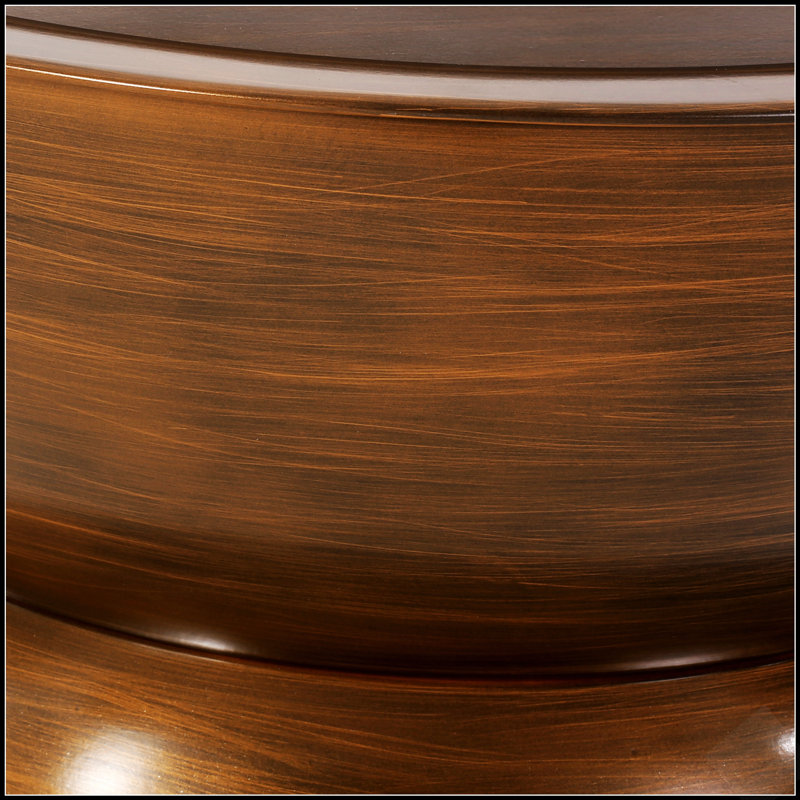 Table basse moderne en métal martelé, avec un design en forme de sablier et un dessus à rebord, pour des espaces de vie élégants.