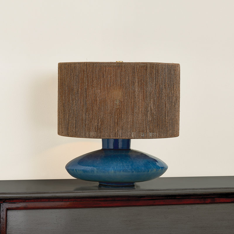 Lampe de table 1 lumière Mitzi Enya de 17 pouces de largeur en laiton vieilli / ombre en céramique Amphora