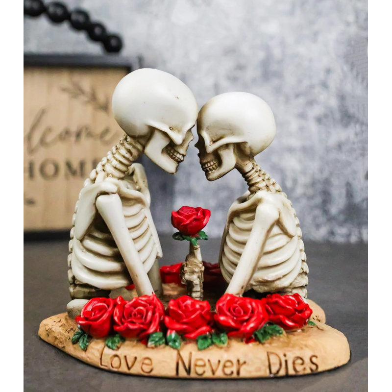 «Love Never Dies» Couple de squelettes tenant une tige de rose