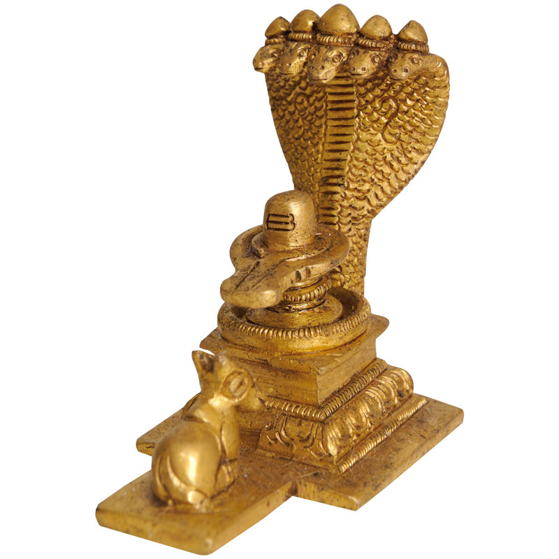 Shiva Linga avec un serpent à cinq capuchons le couronnant et Nandi