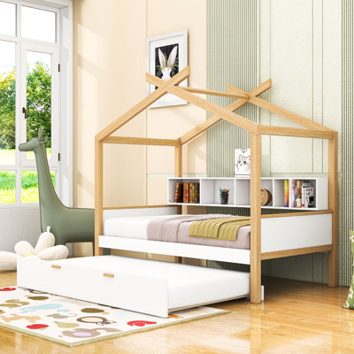 Lit en bois en forme de maison avec lit gigogne escamotable et tablettes intégrées