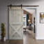 Porte de grange à panneaux et en bois avec quincaillerie d'installation-49249346-87953028-87953085