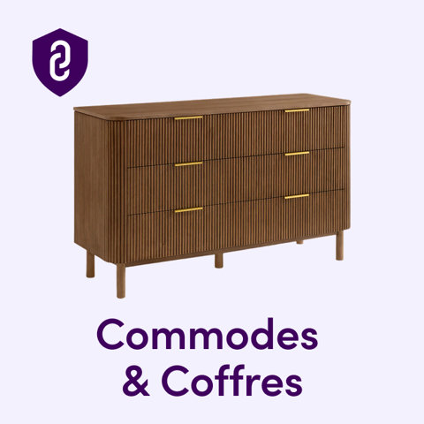 Commode en bois cannelé avec trois tiroirs et poignées dorées sous le titre Commodes & Coffres.