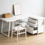 Bureau blanc multifonctionnel en forme de L pour la maison et le bureau. Peut servir de table d'ordinateur ou de table d'étude. Comprend 2 petits tiroirs, 1 grand tiroir et des tablettes ouvertes. Son assise en L réversible offre un espace de travail généreux.