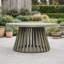 Table basse ronde d'extérieur en bois d'acacia avec base à lattes distinctive-133525380