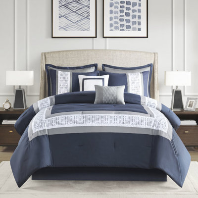 Très grand édredon 8 pièces - broderie gris marine blanc, style transitionnel, froissé - avec coussins décoratifs brodés pièce de fer à vapeur, look sophistiqué