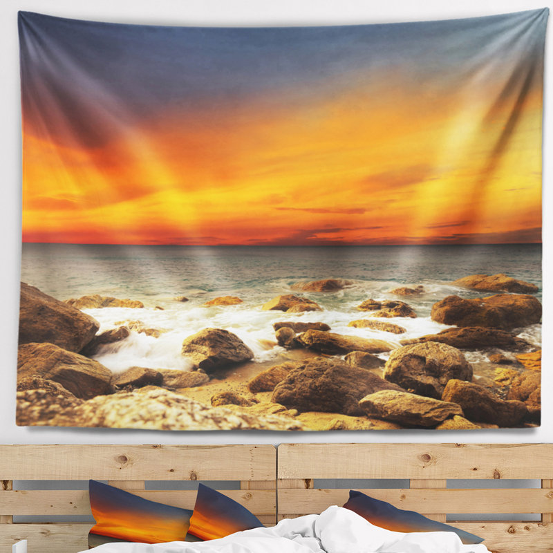Tapisserie en polyester rouge bleu ciel au-dessus de rocky shore avec accessoires suspendus inclus, H 32 po x l 39 po