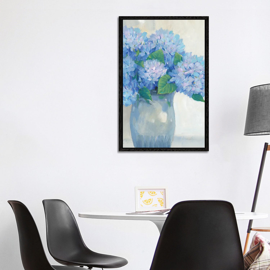 Blaue Hortensien in der Vase I von Tim OToole - Galerie-umwickelte Leinwand Giclée auf Leinwand