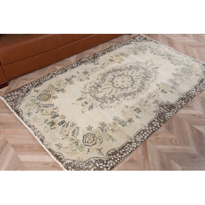 Tapis classique en laine beige Oushak: motif floral turc rétro tissé à la main pour un décor élégant