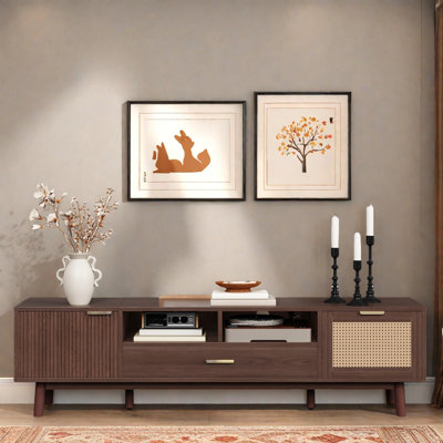Meuble télé tendance avec porte à fermeture en douceur et armoire rabattable, surface imperméable lisse, 1 tiroir, décoration en rotin et tablettes ouvertes