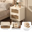 Table d'appoint en bois avec détails pour un décor de chambre à coucher polyvalent et élégant