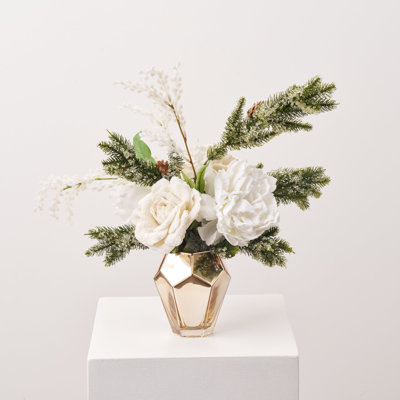 White Winter Whisper - pivoine saupoudrée de neige, rose vanille et ange givré perlé dans un arrangement de Noël à facettes de Noël