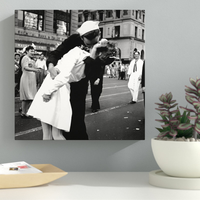 «Kissing the War Goodbye», reproduction de photo sur toile, H 37 po x l 37 po x P 1,5 po, Toile tendue