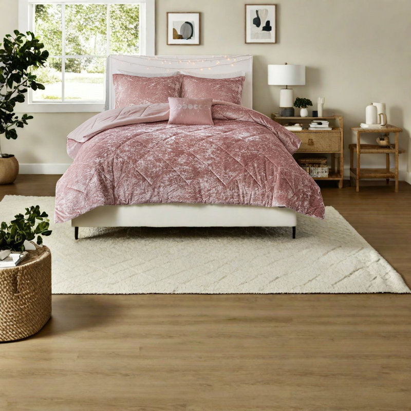 Luxurious Velvet Bedding Sets, Polyester Comforter For Modern Bedrooms