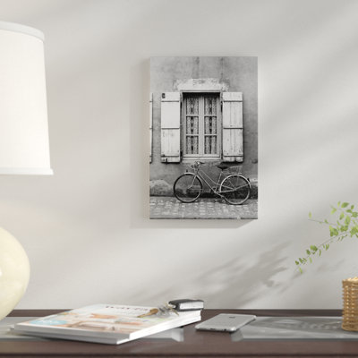 «Vélo à l'extérieur d'une fenêtre, Marans, Poitou-Charentes, Nouvelle-aquitagne, France» par Walter Bibikow, reproduction sur toile tendue