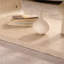 Table basse contemporaine, structure ouverte, fini bois, forme ovale, rangement, 21,3 kg, ambre, surface lisse, élégante, idéale pour le salon, forme, étagère de rangement, style moderne, profondeur 117 cm.