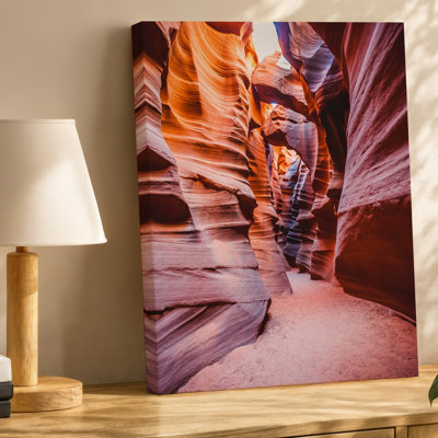 Toile, vue imprenable sur un étroit canyon illuminé par un art mural, faisceau de lumière du soleil en cascade tombant d'en haut, créant une toile d'art murale