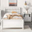 Lit plateforme avec table de chevet