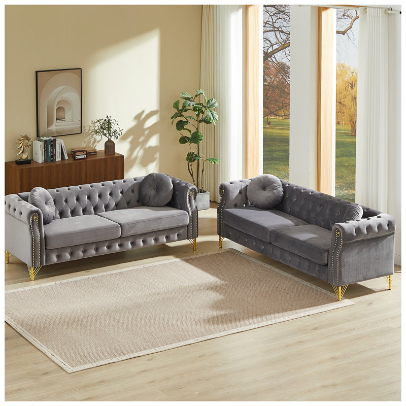 Élégant ensemble de canapé Chesterfield en velours gris avec capitonnage à boutons profonds, accents en cuivre et pieds en métal doré - Mobilier de salon moderne et luxueux